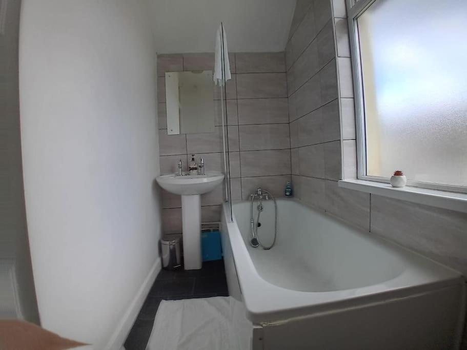 Large Family Home Central Location 3 Double Bedrooms And 1 Single Bedroom カーディフ エクステリア 写真