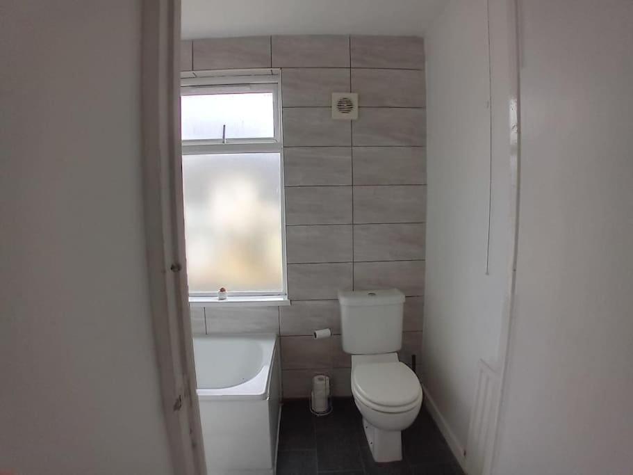 Large Family Home Central Location 3 Double Bedrooms And 1 Single Bedroom カーディフ エクステリア 写真