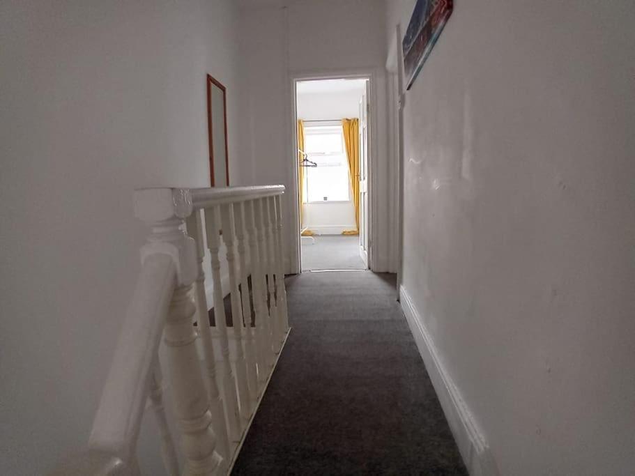 Large Family Home Central Location 3 Double Bedrooms And 1 Single Bedroom カーディフ エクステリア 写真
