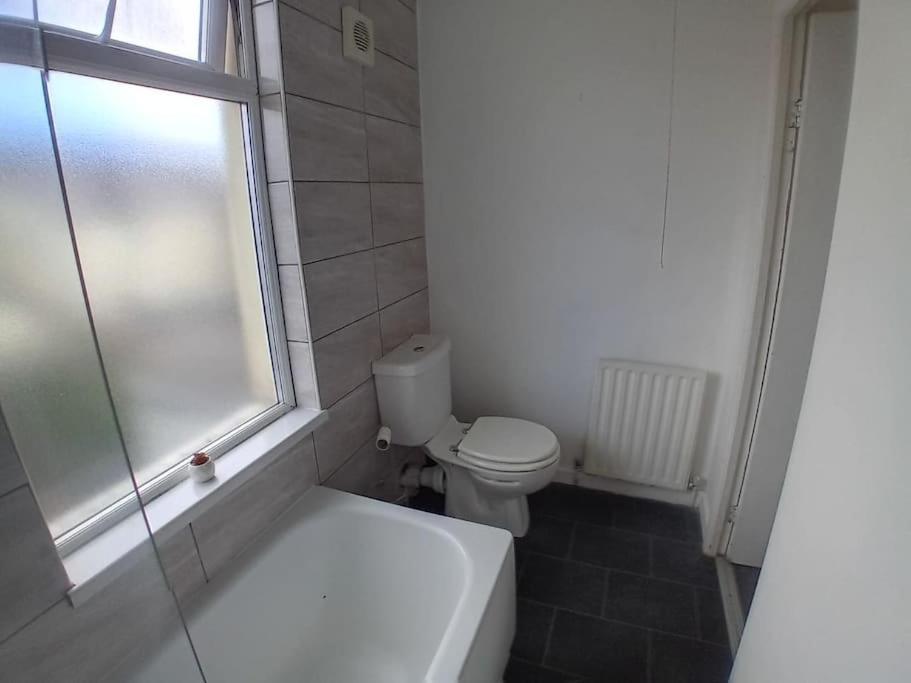 Large Family Home Central Location 3 Double Bedrooms And 1 Single Bedroom カーディフ エクステリア 写真