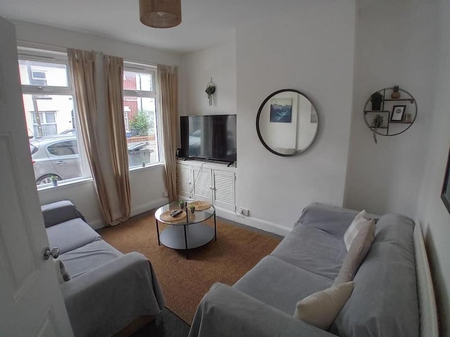 Large Family Home Central Location 3 Double Bedrooms And 1 Single Bedroom カーディフ エクステリア 写真